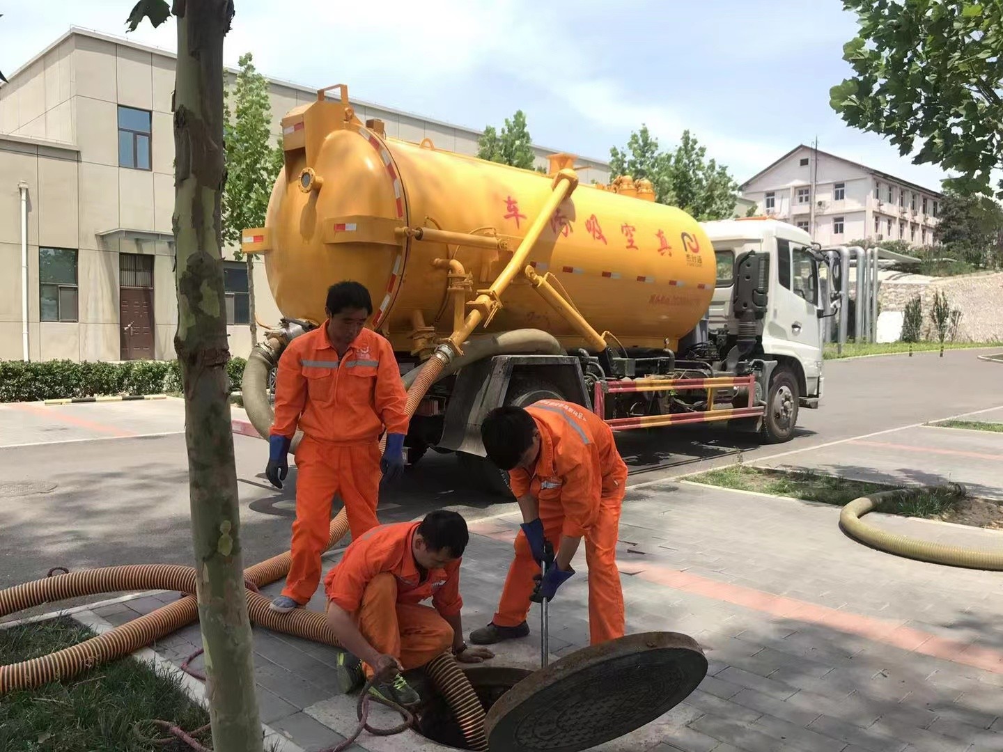 古冶管道疏通车停在窨井附近